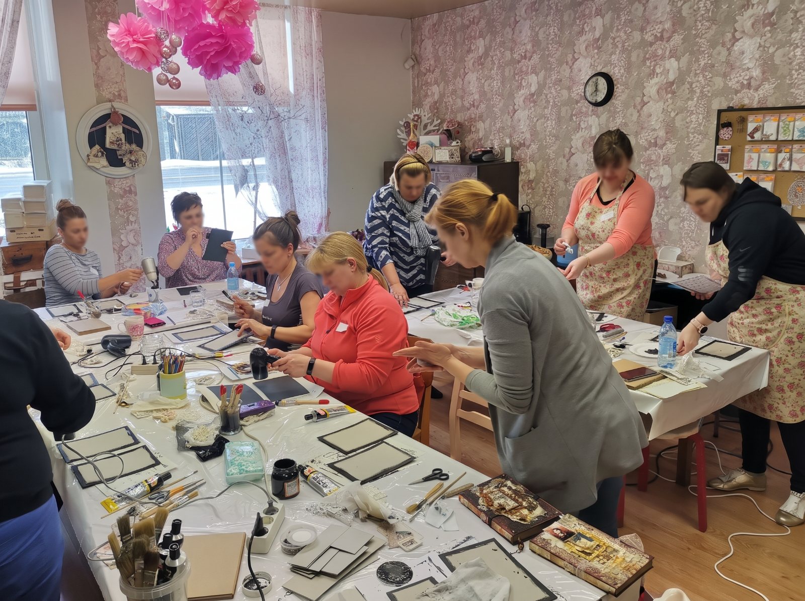 Large group of participants at a mixed media workshop